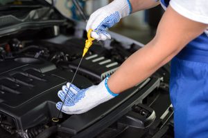 cách kiểm tra dầu nhớt ô tô tại nhà