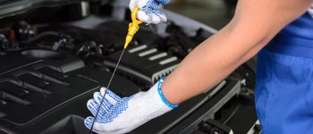 Cách kiểm tra dầu nhớt ô tô tại nhà ai cũng làm được